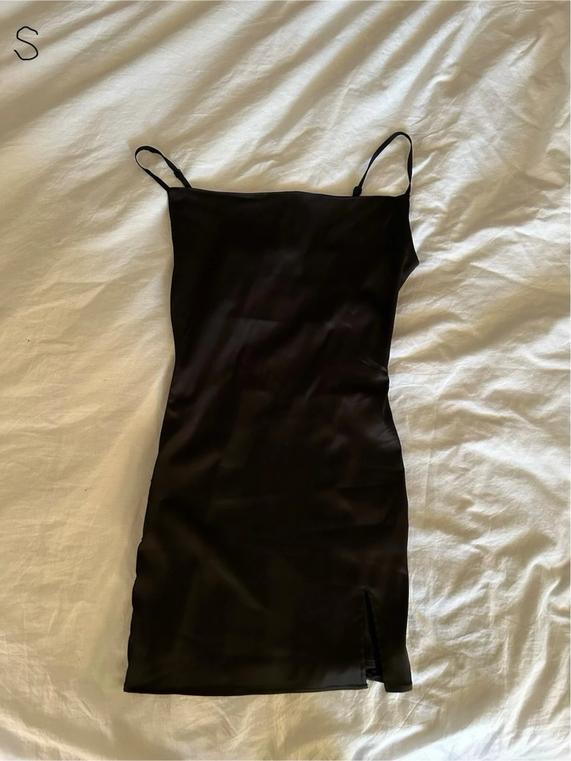 Svart satin klänning med slits