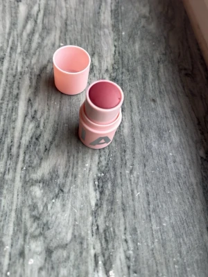 Caia blush stick - I färgen soft burgundy