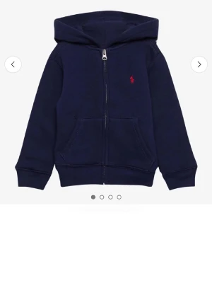 hoodie från Polo Ralph Lauren - Mörkblå hoodie från Polo Ralph Lauren med mjuk leece pa insidan. Ny inkopt tran kids brand store original pris 1295kr. Saljs pagrund av raka köpa i man. Skriv för mer bilder💞