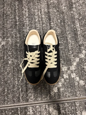 Svarta Maison Margiela skor - Helt nya svarta maison margiela skor utan box i storlek 43, skit snygga och ganska sköna 