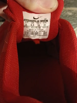 Nike Air Max 90 HYP QS - Design och Teknik Hyperfuse-teknik: Skon använder Nikes Hyperfuse-konstruktion, vilket innebär att tre olika lager material pressas samman utan sömmar. Detta gör skon lätt, slitstark och välventilerad. Unika Detaljer: Den mest utmärkande detaljen är den amerikanska flaggan på plösen. Dämpning: Precis som den klassiska Air Max 90-modellen (som ursprungligen designades av Tinker Hatfield 1990) har den en synlig Air Max-enhet i hälen för stötdämpning. 