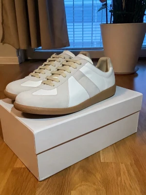 Masion  Margiela Gats - Fina cleana gats vit perfekt för sommaren.