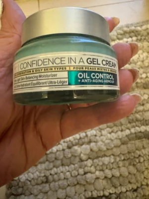 IT Cosmetics gelkräm Oil Control - Ultra-lätt gelkräm från IT Cosmetics för kombinerad och oljig hud. Ger återfuktning, balanserar huden och har oljekontroll samt anti-age egenskaper. Samt rengöring smink borttagning från beauty or joseon. Båda använd lite se bilder. Skriv innan köp priset här avser båda 
