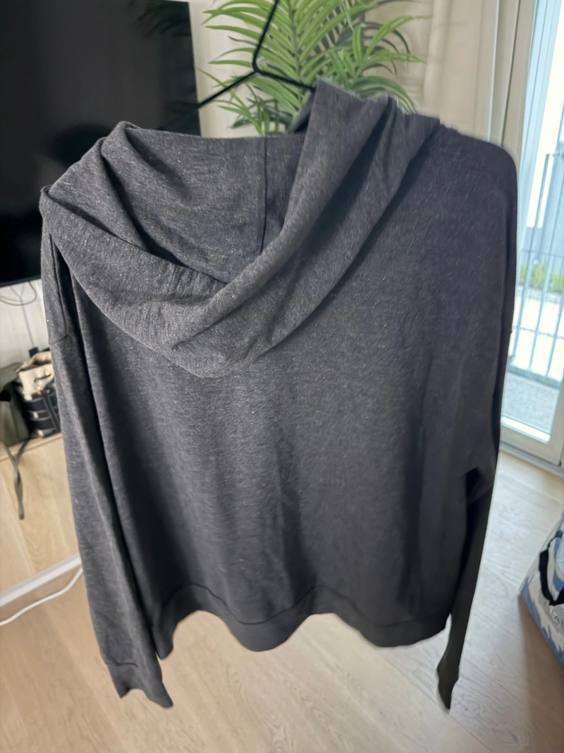 Mörkgrå hoodie med huva - 2