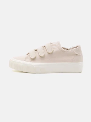 Beige sneakers med kardborreband - Stilrena beige sneakers från Zalando. Har tecken på användning men upplever inte att man tänker så mycket på det!