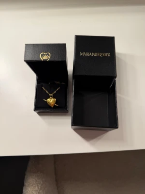 Maria Nilsdotter halsband - Säljer då den inte kommer till användning. Den är i modellen Tuvestars Heart Necklace (den stora). Nypris 3 895kr. Den är 45 cm. Kvittot finns på mitt mail.