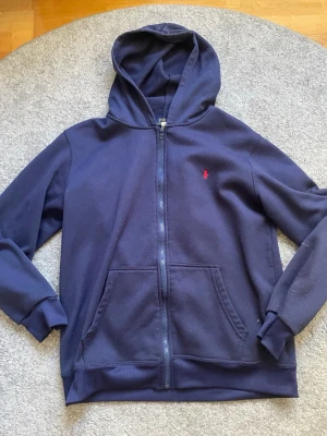 Hoodie Ralph Lauren - Mörkblå hoodie med dragkedja från Polo Ralph Lauren. Hör av dig vid frågor, priset är förhandlingsbart 