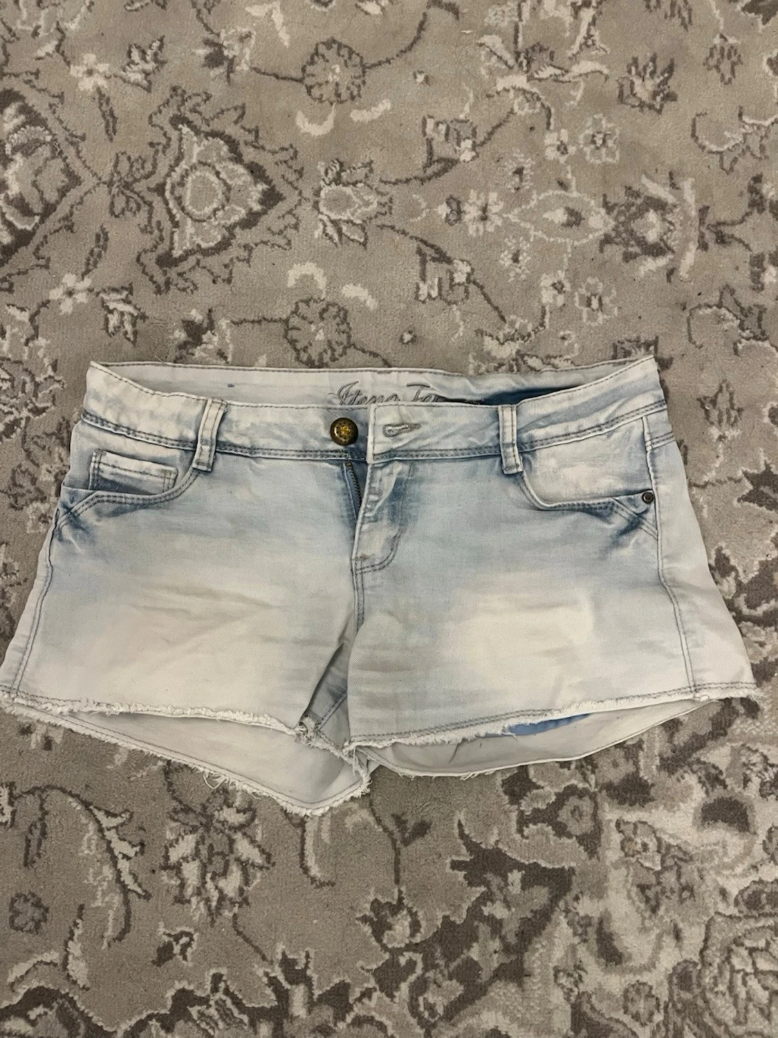 Ljusblå jeansshorts 