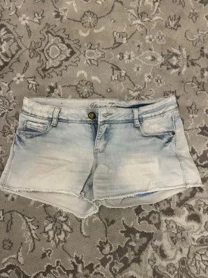 Ljusblå jeansshorts  - Skulle säga att de passar s/m men storleken är m.