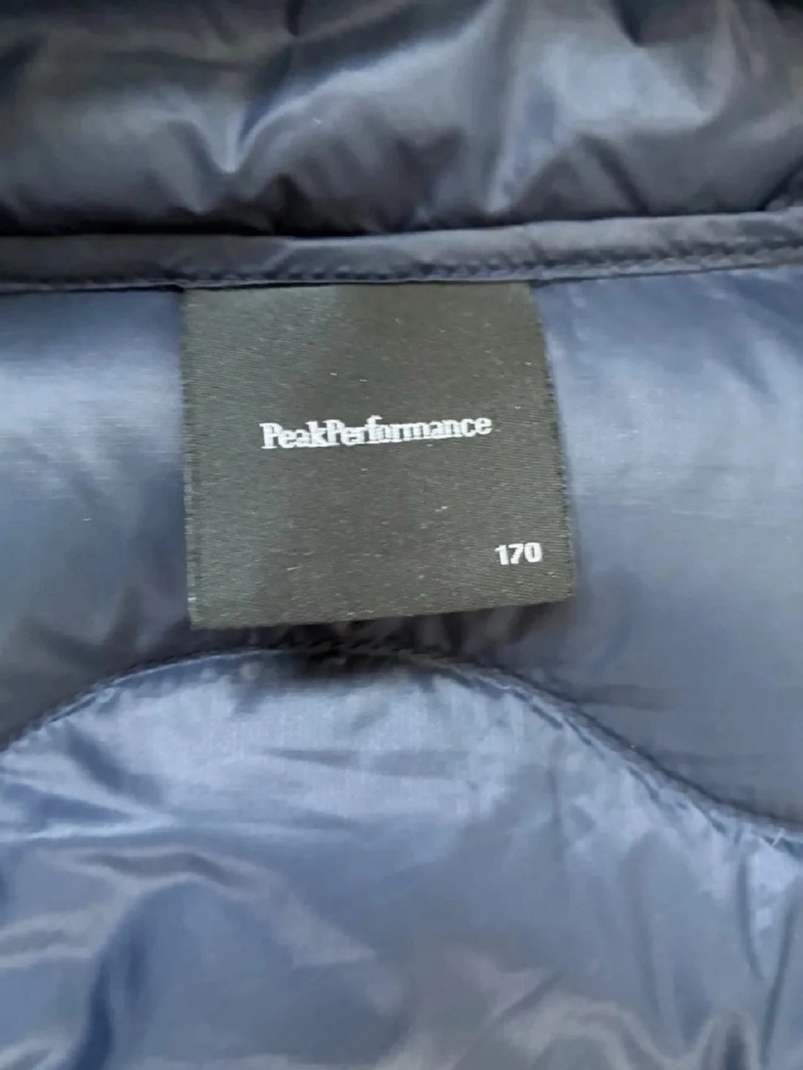 Mörkblå dunjacka från Peak Performance - 3