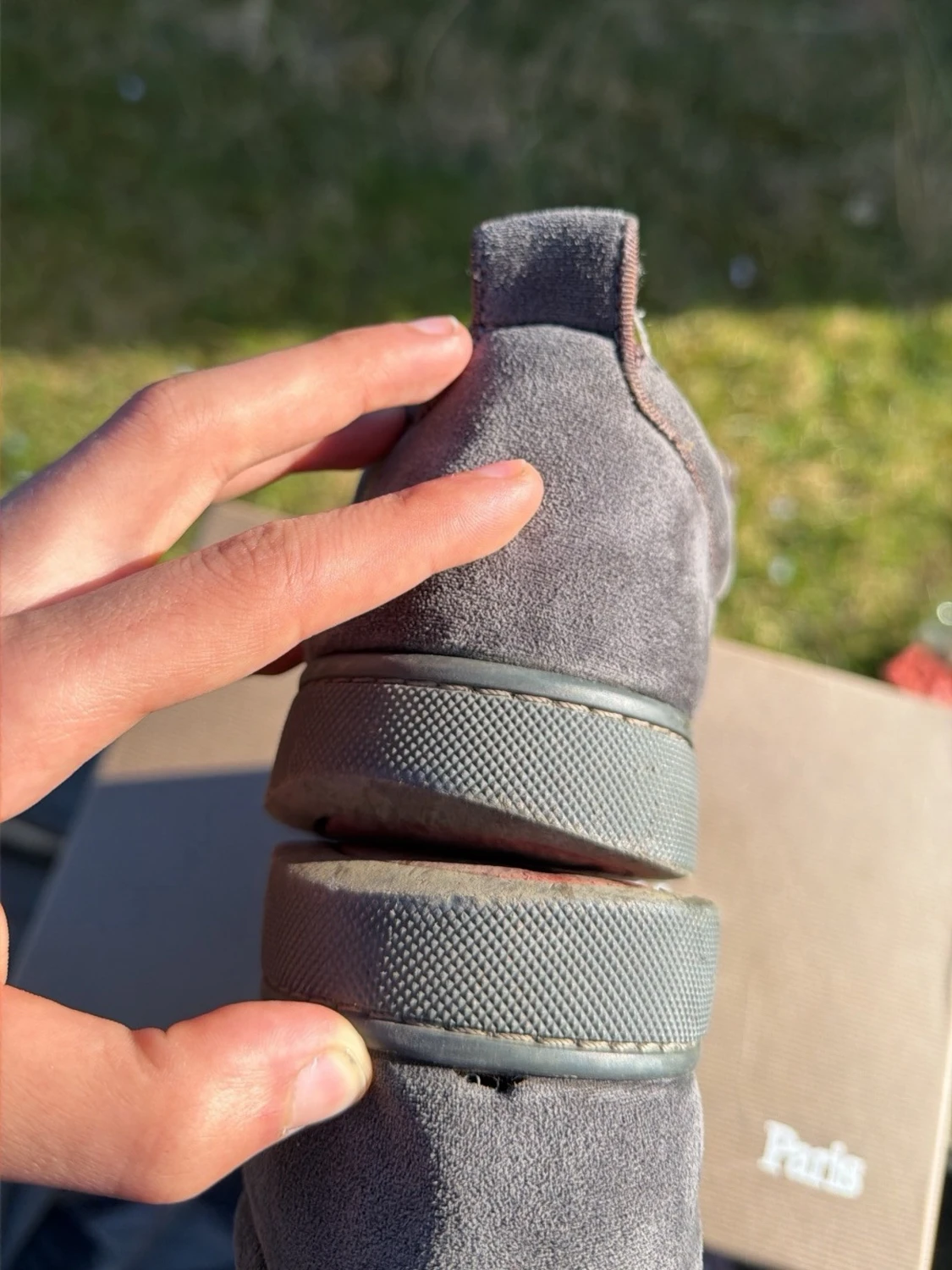 Gråa Louboutin sneakers med röd sula - 4