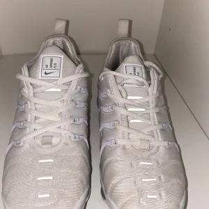 Nike vapormax plus - Okej skicka Nike vapormax skor, skorna är använda och det finns täcken på användning. Storlek 38, kan absolut tänka mig och gå ner i pris!