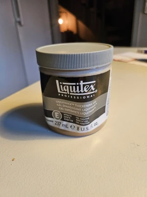 Liquitex Professional Liquithick Gel - Liquitex Professional Liquithick Thickening Gel, 237 ml. Perfekt för att ge akrylfärg en tjockare konsistens utan att ändra färgens kulör. Kommer i en rund plastburk med grått lock. Passar för kreativa konstprojekt och mixmedia.