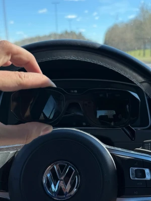 Svarta solglasögon från Prada - Snygga svarta solglasögon från Prada med markerad båge. Klassisk rektangulär form. Perfekta för dig som vill ha en stilren och trendig accessoar. Köpta på Mister Spex