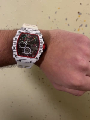 Automatisk RM klocka  - Helt ny och oandvänd AUTOMATISK RM klocka. Den har serienummer på baksidan och det står tillome att den är vattentät. Riktigt fet och unik klocka nästan som rikti