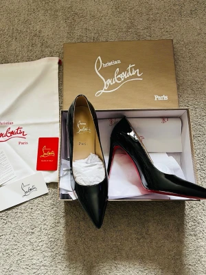 Christian Louboutin Klackar - Säljer ett par fresha Loubs Klackar som blivit bra sparsamt använda, skick är bra och säljer då det inte blir använde längre, 📝📏Storlek 38 samt är klacken i sig 10 CM. Det som med kommer är en originell dustbag samt låda och resten som är med på bilderna🌟 Hör av er vid funderingar eller prisförslag! Postar alltid inom 24h📦✅
