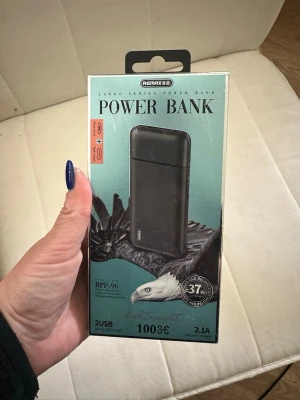 Remax Lango Powerbank 10000mAh - Snygg och smidig svart powerbank från Remax Lango Series, modell RPP-96. Har 10000mAh kapacitet, två USB-utgångar och stöd för både micro USB och USB-C in. Perfekt för att ladda mobilen eller andra prylar på språng.
