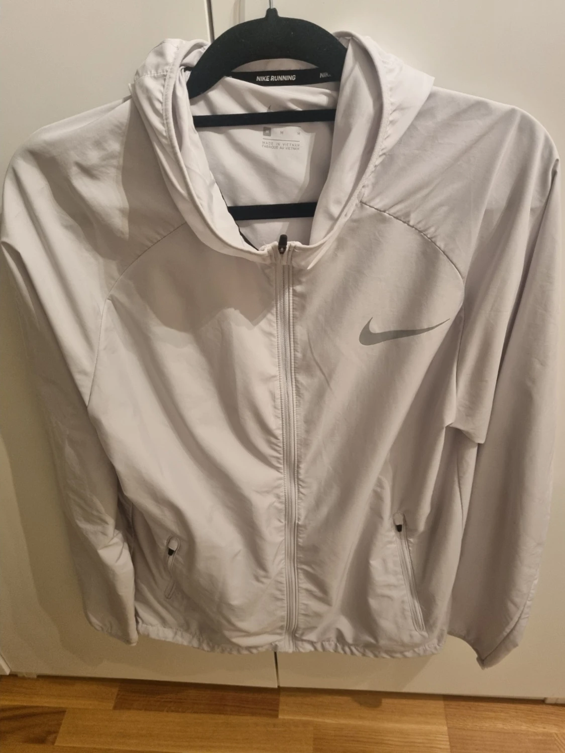 Ljusgrå Nike vindjacka med huva