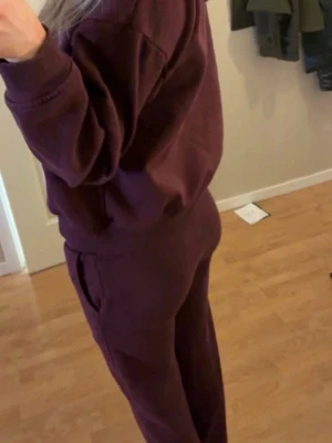 Mjukisset - Vinrött mjukis set från lager 157 i modellen ”Sanne” Knappt användt så tyget är fortfarande mjukt🙂 Jag har storlek xs i båda delarna och är 172 lång