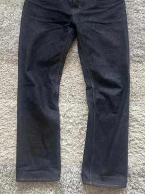 Acne Studios Blå Konst - Ett par schyssta straight/bootcut raw denim jeans. Säljer då de var alldeles för stora för mig, skulle säga att de sitter som W33 L32 ungefär. Är du osäker, tveka inte på att be om mått!                                                          100% bomull Minimal fade på bakfickorna 