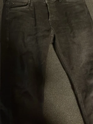 Svarta jack&jones jeans - Tapered/mike jack&jones jeans. 