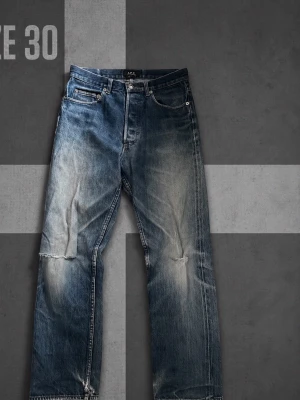 Blå raka jeans från A.P.C. - Snygga blå jeans från A.P.C. Selvedge denim, mycket bra skick och snygga slitningar samt fade. Midja 38 cm total längd 98 cm Säljs för endast 799 kr 