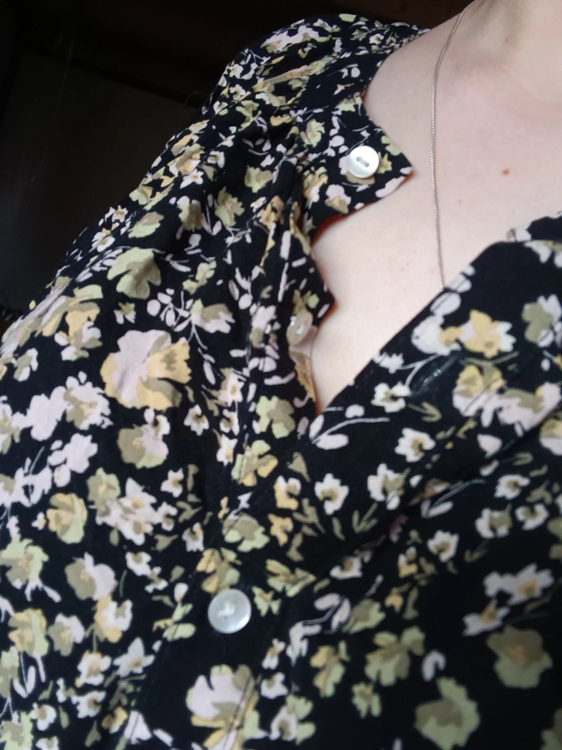 Svart blommig blus från Lindex - 2