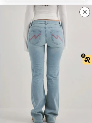 Ljusblå bootcut jeans  - Säljer ett par ljusblå bootcut jeans från Nelly, i strl 34 & är ca 1,58 lång 