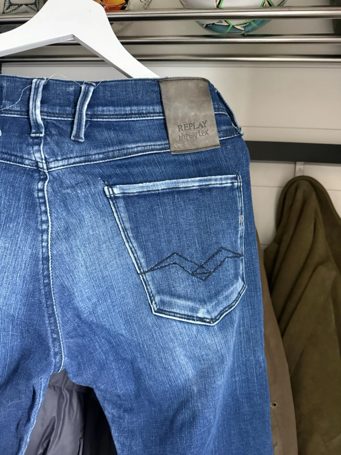 Blå jeans från Replay med tvättad look - 2