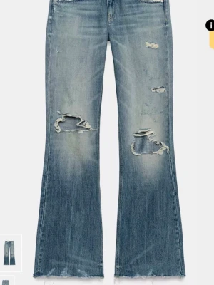 Blå slitna bootcut jeans - Säljer ett par blå bootcut jeans med slitningar och hål på benen. Helt slutsålda, bara prövat men de passa inte, med lapp kvar❣️ de är i storlek 32 men passar någon som har 34/36❣️                                                                                          Pris kan diskuteras