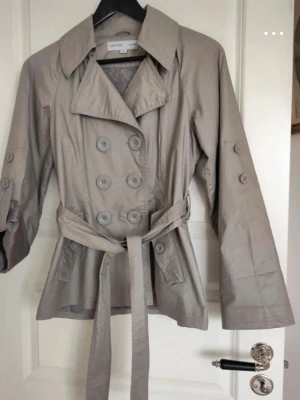 Trenchcoat  - Säljer min trenchcoat. Knyt bandet i midjan går att ta av. Super fin och passar perfekt nu till våren