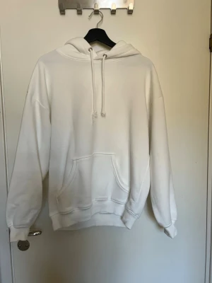 Vit oversized hoodie från BikBok - Säljer en stilren vit hoodie med huva och dragsnören. Från BikBok storlek S