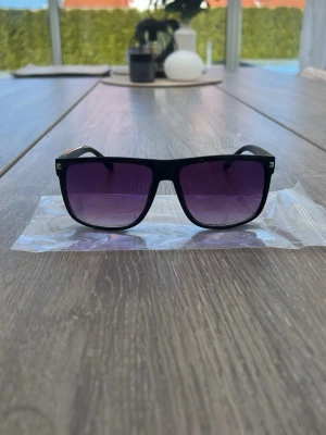 Svarta solglasögon - Svarta stiliga solglasögon med tonat glas. Liknar ray-bans boyfriend modell fast till ett schystare pris. Perfekta för sommaren och för att lyfta fram din outfit🕶️🔥