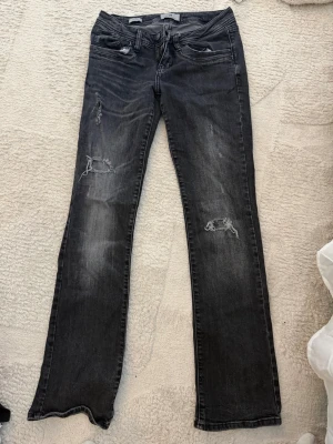 Svarta  LTB jeans - Säljer ett par svarta jeans från LTB, modell Valerie. Storlek 27/32