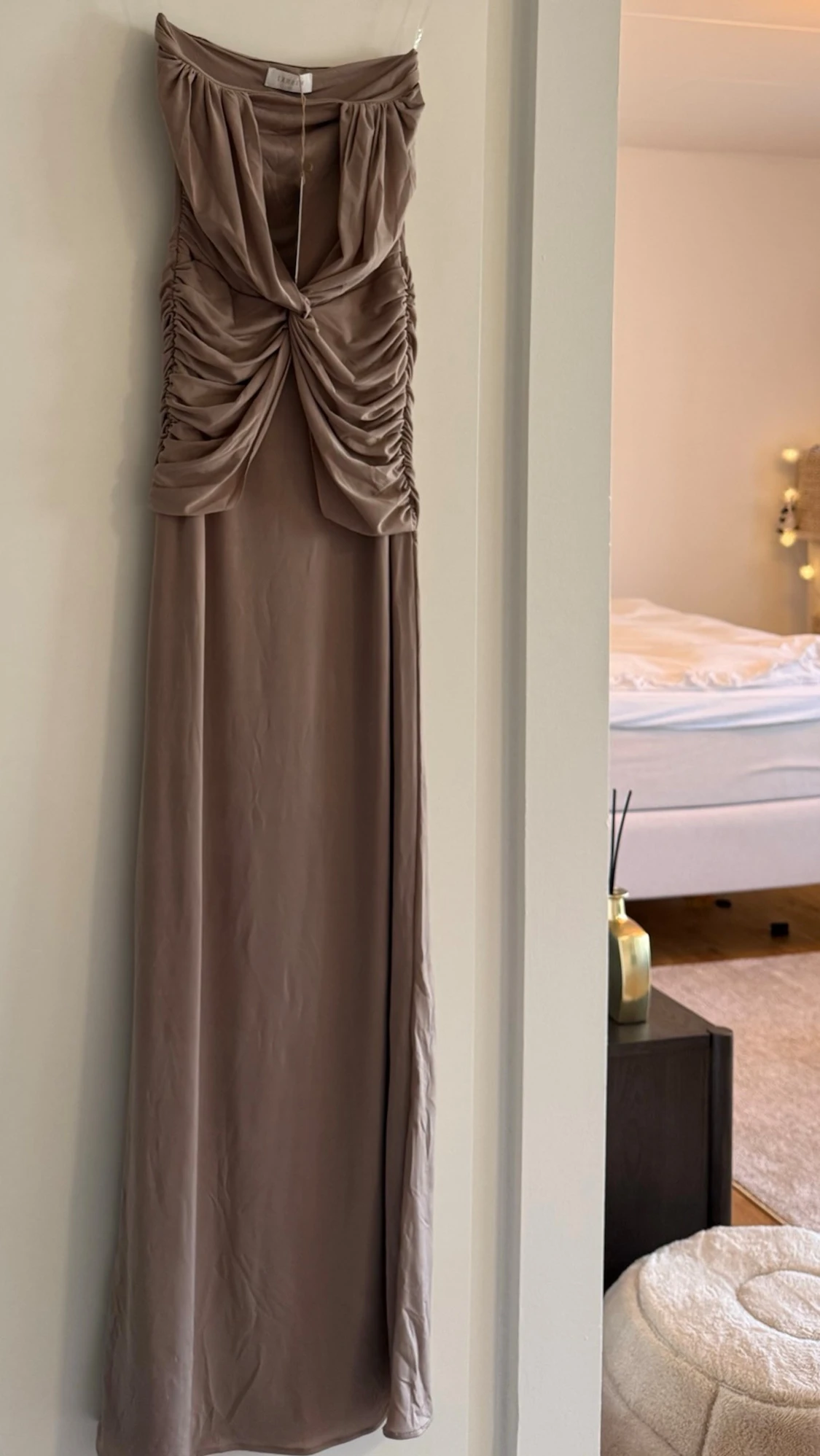 Beige axelbandslös långklänning från Meskhi - 2