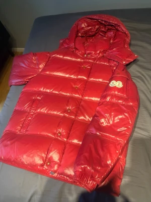 Maya Moncler (ny modell) - Använd 2 gånger 1 år sedan. Den är för liten på mig. Storlek 5 i Moncler (L/xl). Den ser helt ny ut och är väldigt varm. Kom och köp! 