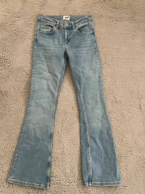 Ljusblå bootcut jeans från 157 - Snygga ljusblå bootcut jeans från 157 i storlek XS och kort längd. Jeansen har klassisk femficksdesign, normalhög midja och utsvängda ben. Perfekta för dig som gillar en retroinspirerad look och vill ha ett par bekväma jeans i mjuk denim.