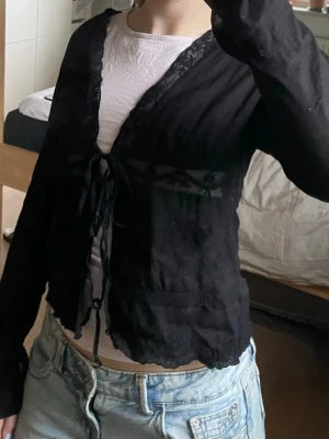 Fin svart tröja från Zara - Snygg svart tröja från Zara med knytning framtill. Tröjan är i väldigt bra skick då den knappt används🩷