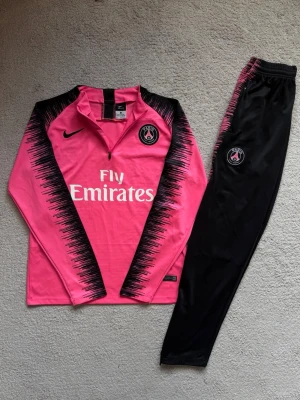 PSG-TRACKSUIT   - Sällsynt OG PSG Tracksuit, passar personer som vanligtvis bär storlek S. Använd fåtal gånger. För mer bilder eller frågor skriv bara!