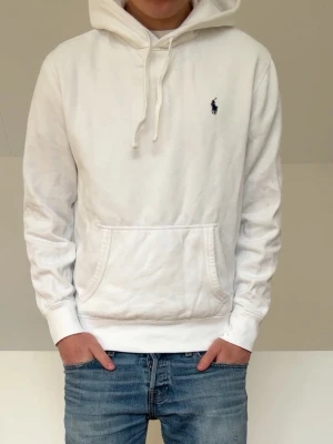 Vit Ralph Lauren hoodie - Sjukt fet Vit raffe hoodie. Hoodien är i strl M men sitter mer som en S och hör gärna av er vid frågor elr funderingar!!