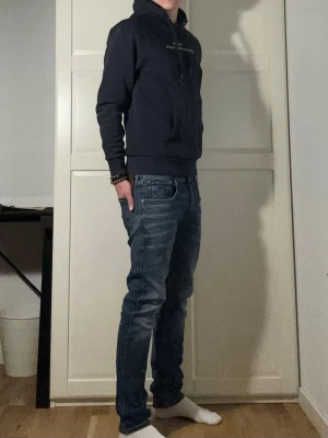 Peak Performance Hoodie  - Tjena! Säljer nu denna Peak Performance hoodie i storlek S. Marinblå färg med ett klassiskt tryck på bröstet. Mycket bra skick och skönt material.   Nypris: 1200 kr Mitt pris: 449 kr