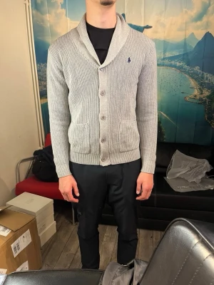 Ralph lauren cardigan  - Super skön Ralph lauren cardigan nu när de börjar bli lite för varmt för jacka! | Skick; 10/10 | Strl; M, modellen på bilden är 180cm! | Pris kan diskuteras vid en snabb och smidig affär! /Mvh Nitro 🦖