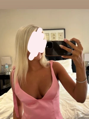 Rosa satinlinnetopp med knytband - Trendig rosa linnetopp från Zara i satin som inte säljs mer💕använd fåtal gånger