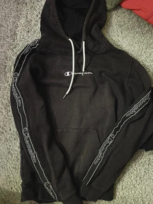 Svart Champion hoodie med logga - Oanvänd 