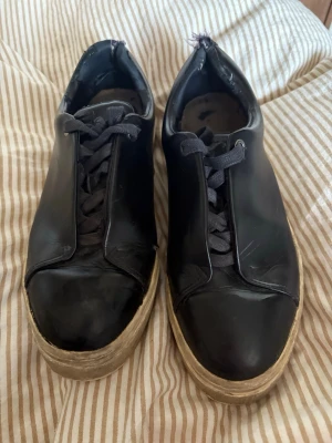 Eytys Svarta sneakers - Eytys  svarta sneakers i läder