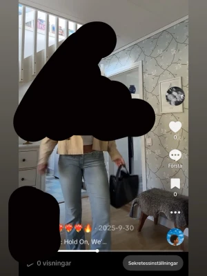 Ljusblå raka jeans med hög midja - Snygga ljusblå jeans med rak passform och hög midja. Jeansen har klassisk femficksdesign och är perfekta för en avslappnad stil. Passar till det mesta och ger en trendig vibe.