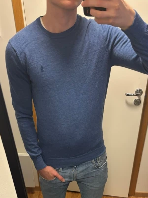 Blå merinoulltröja från Polo Ralph Lauren - Galet skön tröja i 100% merinoull Skicket är som nytt QR kod finns på tröjan Längd 70cm Bredd 48cm  Skriv vid funderingar Kolla in profilen för fler liknande plagg!