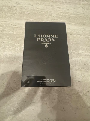 Prada L’Homme Eau de Toilette 100ml (helt ny)  - Prada L’Homme Eau de Toilette 100 ml. Helt ny och aldrig använd i originalförpackning. Nypris ca 1 200 kr i butik.