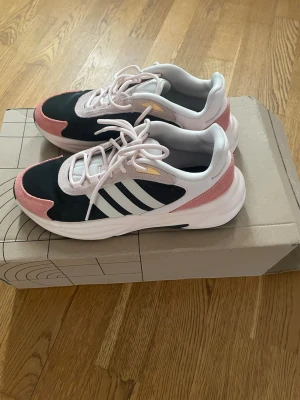 Adidas sneakers dam oanvända, box tillkommer  - Adidas skor oanvända, box tillkommer. Storlek 39 1/3.