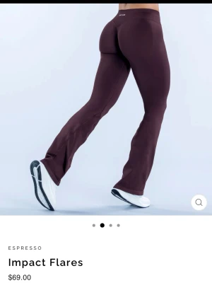 Impact flares från DFYNE - Snygga bruna leggings i färgen espresso från DFYNE med utsvängda ben och hög midja. Stretchigt material som sitter tight upptill och släpper ut vid anklarna. Perfekta för en trendig och sportig look. Aldrig använt då dom var lite för små